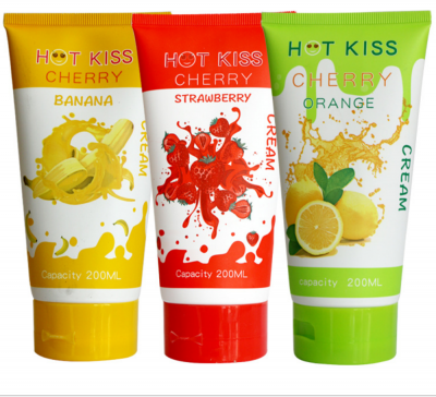 Gel bôi trơn HOT KISS hương dâu 200ml | Gel bôi trơn hương dâu thơm dịu | Gel bôi trơn cá nhân gốc nước | Hỗ trợ giảm khô rát khi gần gũi | Dung tích 200ml tiện dụng | Dễ sử dụng và vệ sinh | Phù hợp sử dụng cá nhân | Gel bôi trơn HOT KISS chính hãng | Đồ